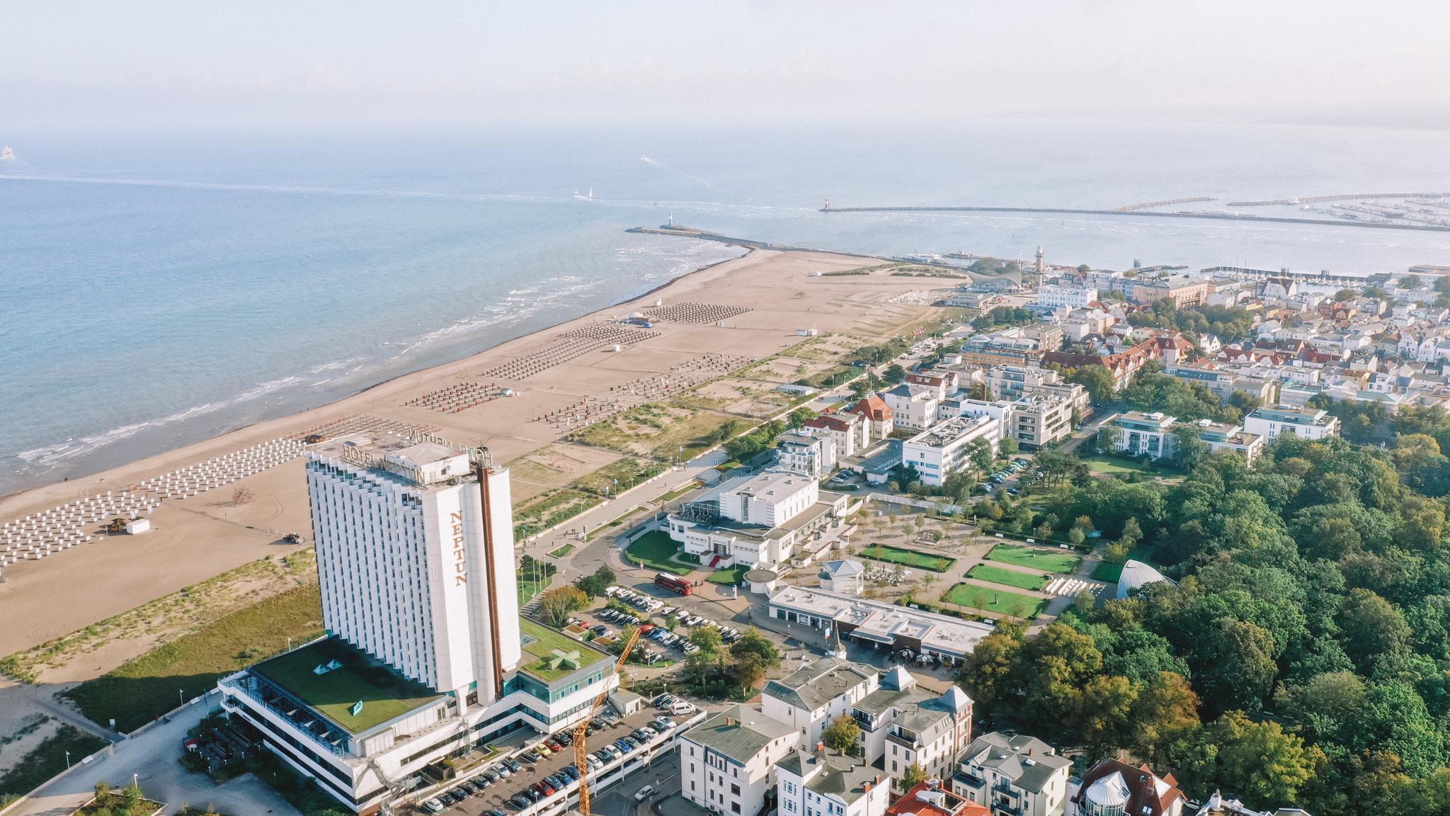 Drohnenaufnahme Warnemünde - Luftaufnahme Hotel Neptun Strand - by funkhaus Creative