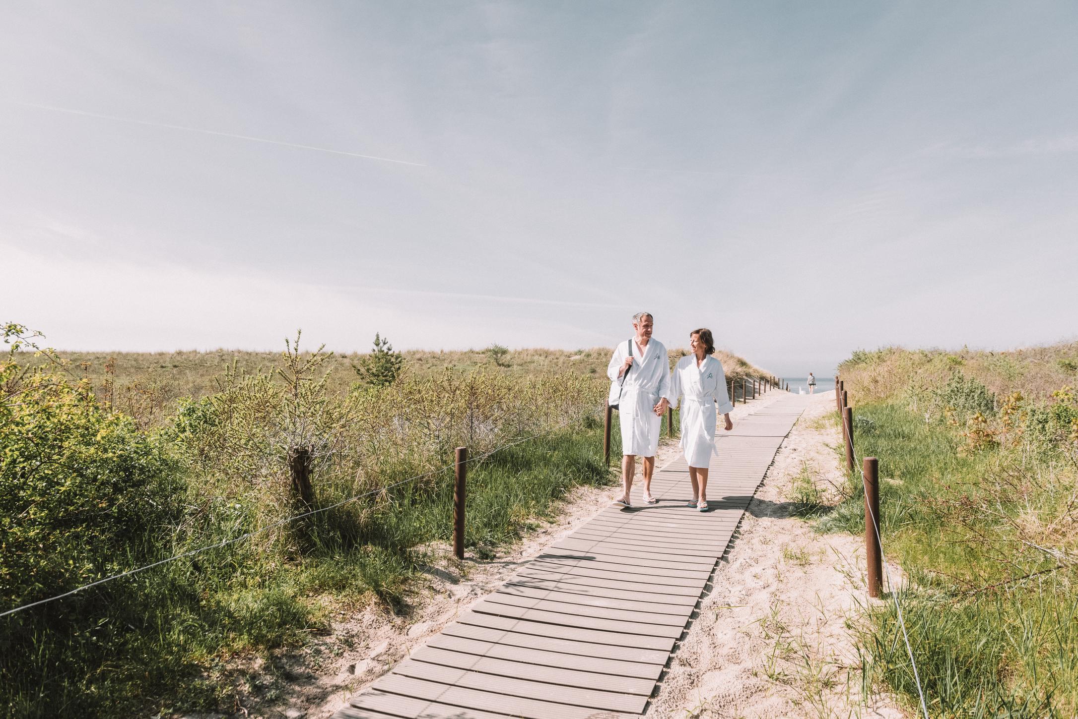 Fotoshooting Hotel - Aufnahme an der Ostsee von einem Paar auf einem Strandweg - Shooting by funkhaus Creative